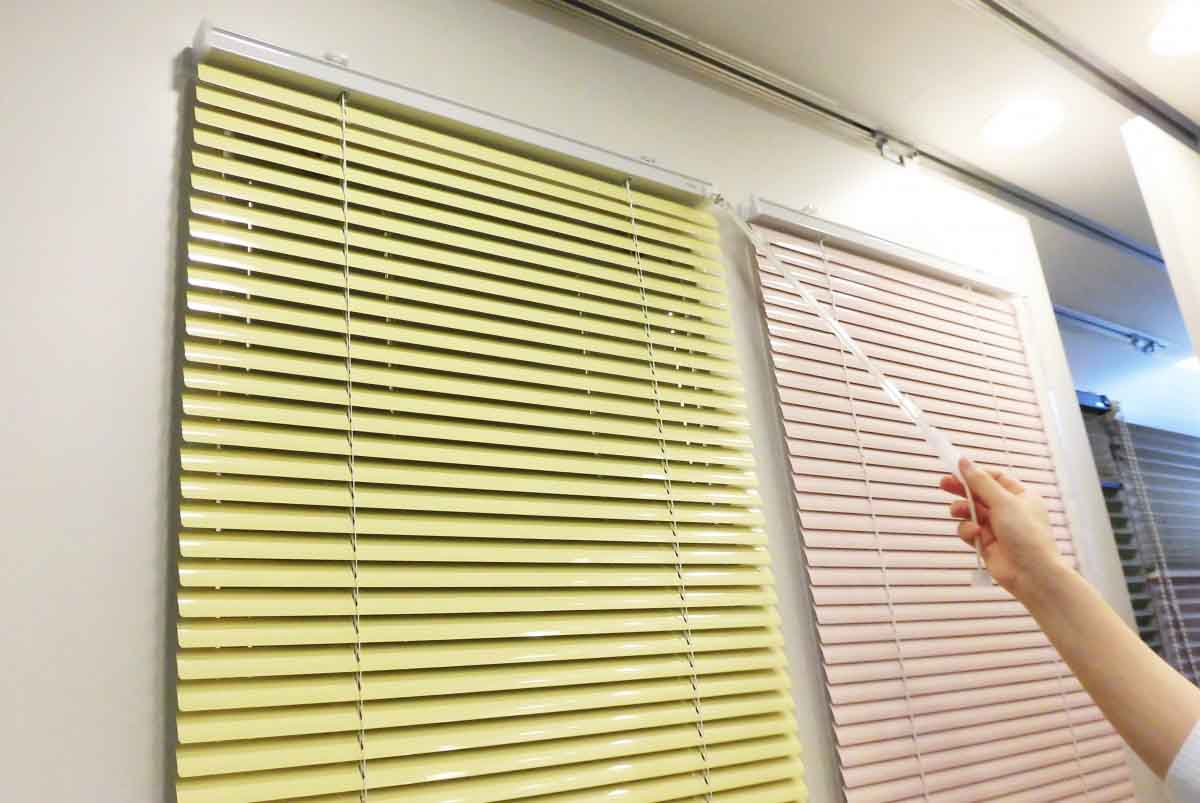 人気のワンポール操作で見た目もすっきり。ワンポールを実際に操作している画像。スムーズな開閉