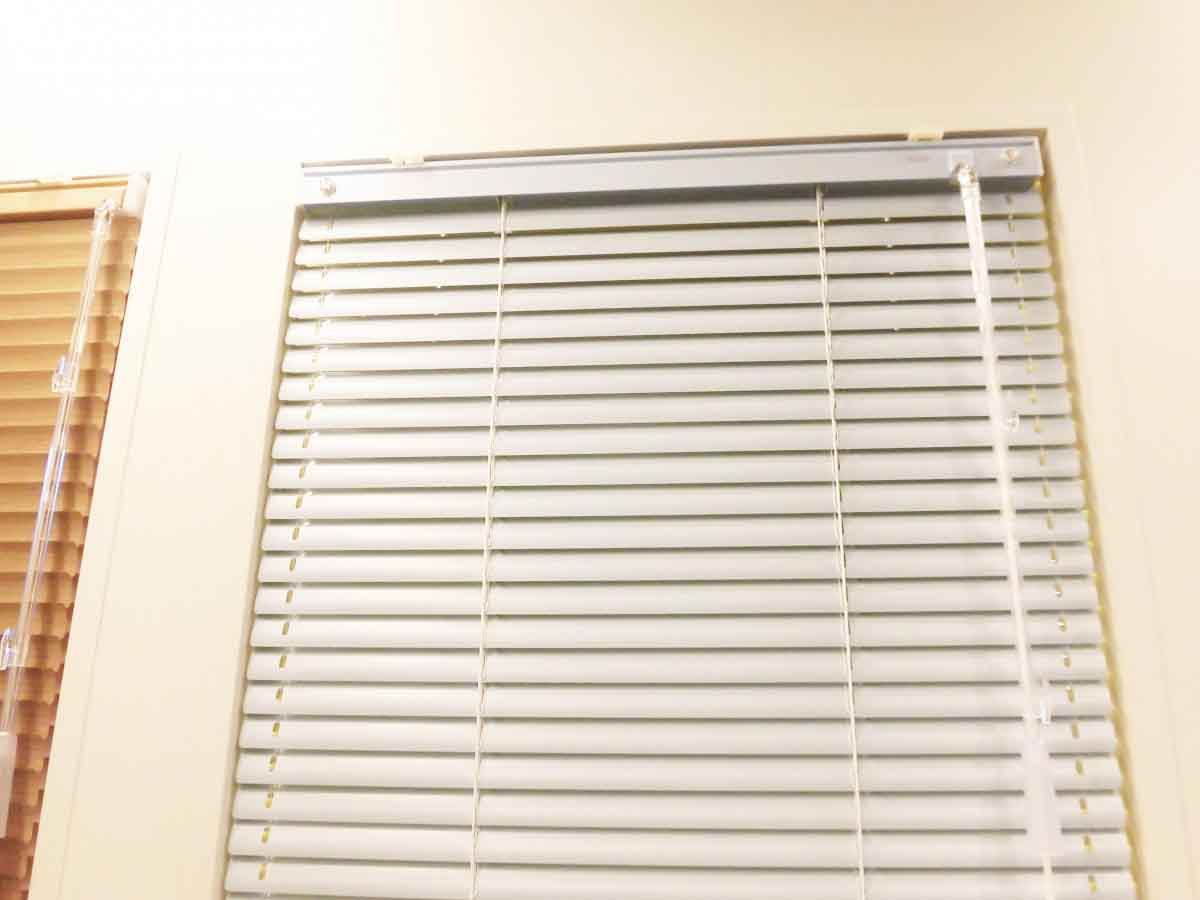 全体が同系色で見た目もすっきり、窓枠に収めた写真例