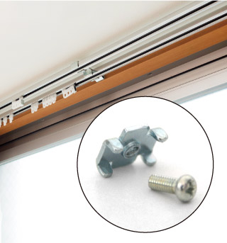 アルミブラインドのサイズの測り方。専用金具を使ってカーテンレールに取り付ける方法。