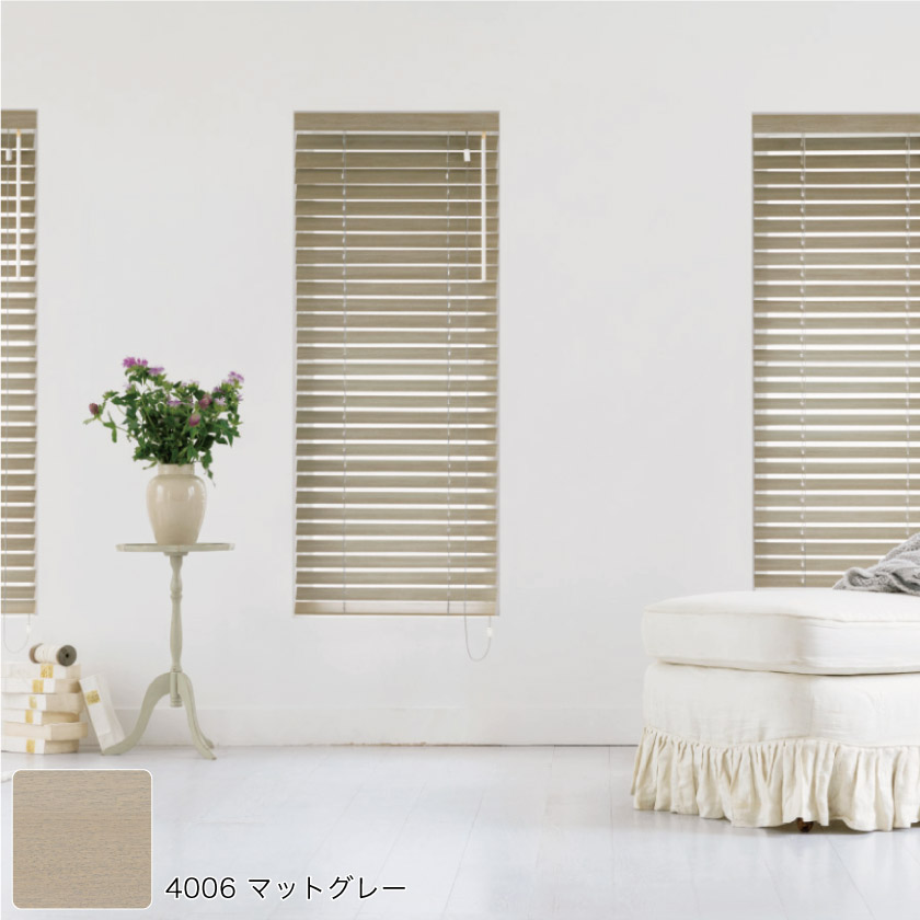 スリット窓、小窓用のウッドブラインド(木製ブラインド)のマットグレーカラーです。通常のウッドブラインドに比べ、コンパクトなメカです。