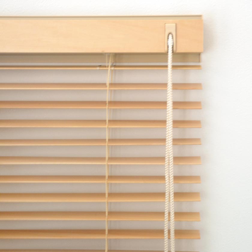 格安ウッドブラインド（木製ブラインド）スラット幅35mmの羽根アップ。全開の様子。