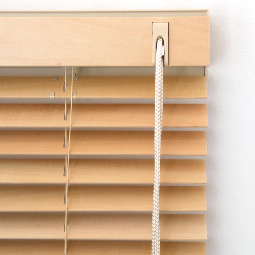 格安ウッドブラインド（木製ブラインド）スラット幅35mmの羽根アップ。