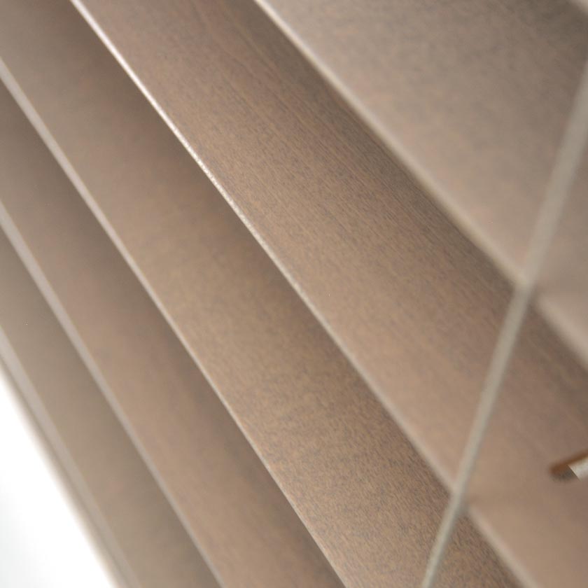 格安ウッドブラインドの羽根のアップです。グレイッシュな流行りのカラーも揃います。