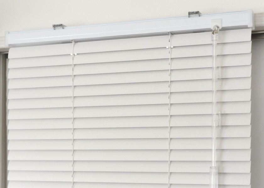 窓枠専用取り付け部品を使い、木枠に取り付けた施工事例です。しっかり固定されています。