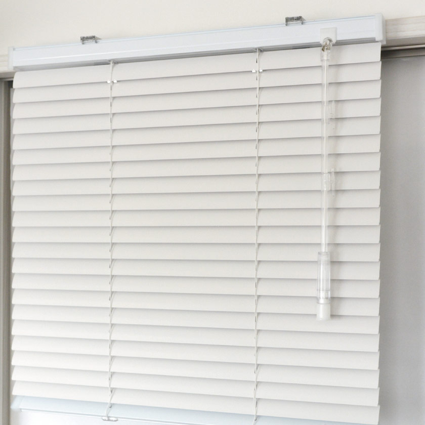 窓枠専用取り付け部品を使い、木枠に取り付けた施工事例です。しっかり固定されています。