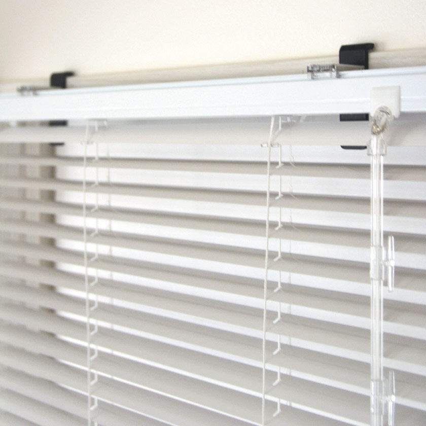 窓枠専用取り付け部品を使い、木枠に取り付けた施工事例です。しっかり固定されています。