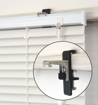 アルミブラインド取り付け方。窓枠専用取付金具を使った、窓枠・木枠へのアルミブラインド取付方法。