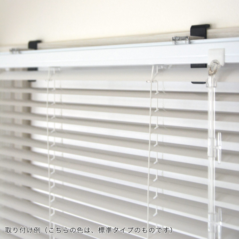 窓枠専用取り付け部品を使い、木枠に取り付けた施工事例です。しっかり固定されています。