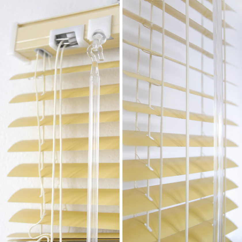 スリット窓専用のアルミブラインドの操作部分の詳細画像です。ポールは透明です。