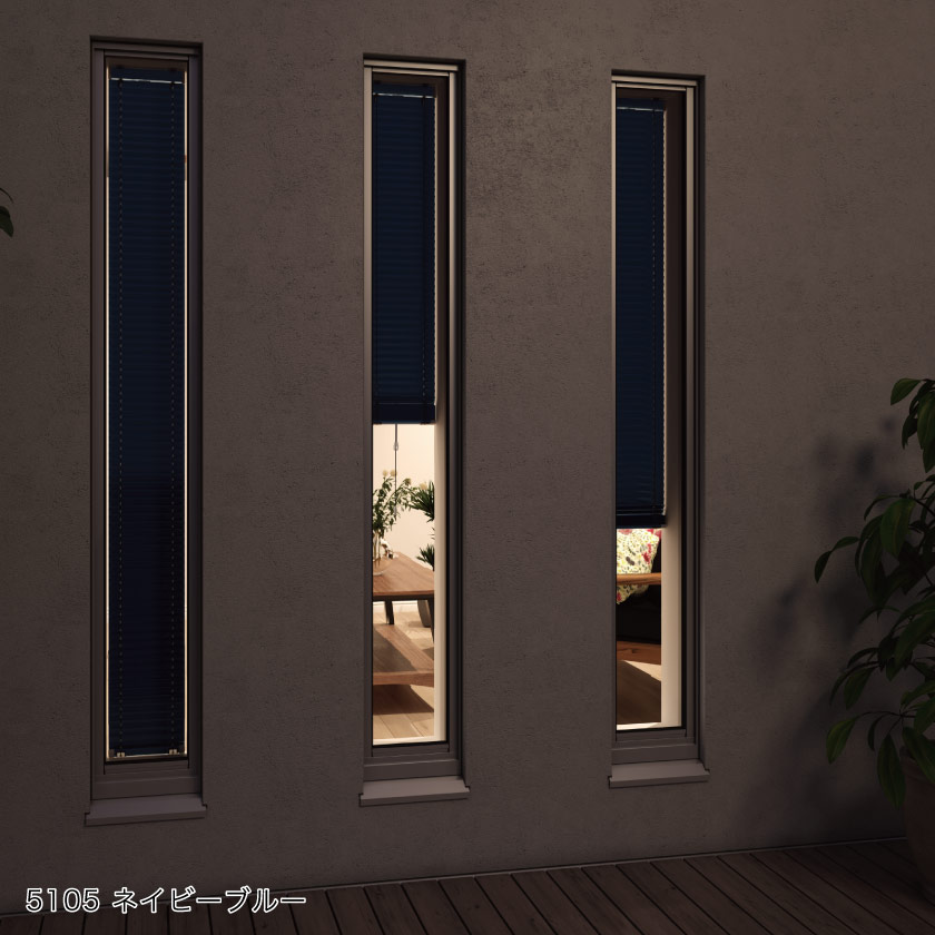 スリット窓専用のアルミブラインドを夜に外から見た様子です。